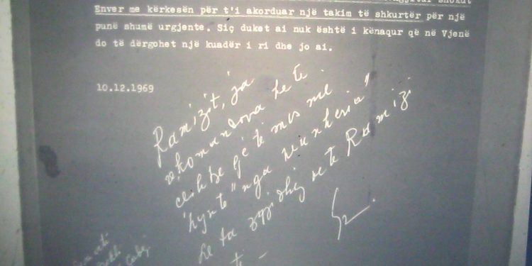 Shënimi i Enverit: Çabej të mos dalë më jashtë shtetit, e ka tepruar….dhe mashtrimi publik i Nexhmijes në librin e saj ku shprehet se “Enveri ka bërë të pamundurën për Çabejn”…