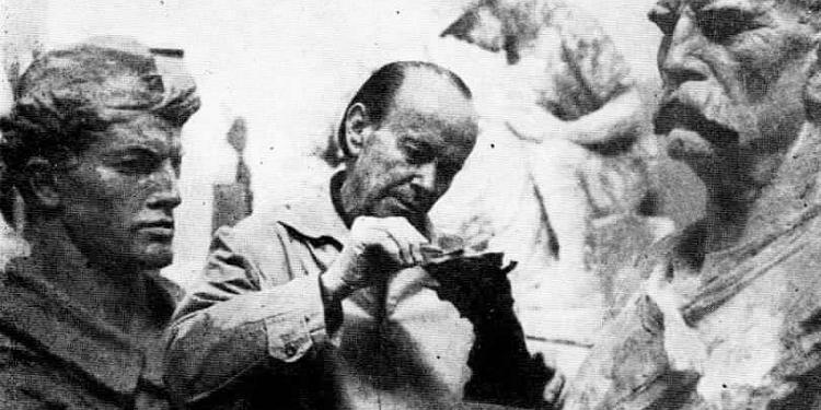 Raporti i Çajup Rusmajlit: Odhise Paskali shet bustet e Enverit, lekët i prish me gra dhe vajza imorale