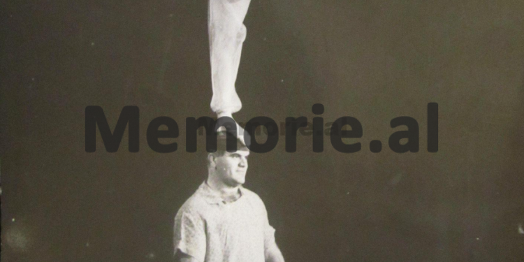 Letra e Telat Agollit për Enverin: “Feçorri më kërkonte të pohoja se UDB-ja më kishte dhënë porosi për Nexhmijen”