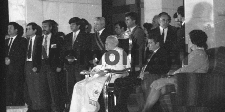 Fotot e rralla të Nënë Terezës gjatë vizitës së saj në Shqipëri në vitin 1993 me rastin e ardhjes në vëndin tonë të kreut të Vatikanit, Papa Gjon Palit të Dytë