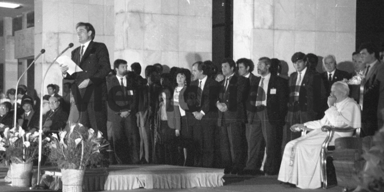 Fotot e rralla të Nënë Terezës gjatë vizitës së saj në Shqipëri në vitin 1993 me rastin e ardhjes në vëndin tonë të kreut të Vatikanit, Papa Gjon Palit të Dytë