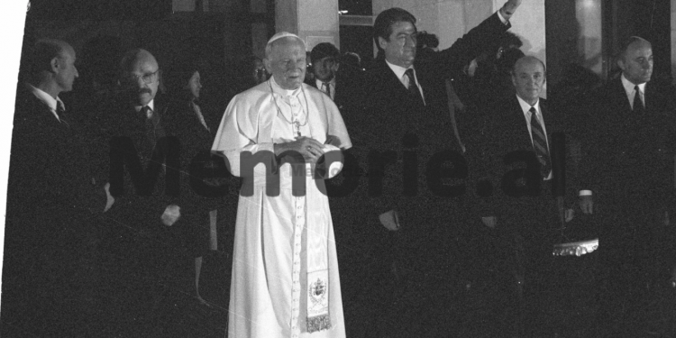 Fotot e rralla të Nënë Terezës gjatë vizitës së saj në Shqipëri në vitin 1993 me rastin e ardhjes në vëndin tonë të kreut të Vatikanit, Papa Gjon Palit të Dytë