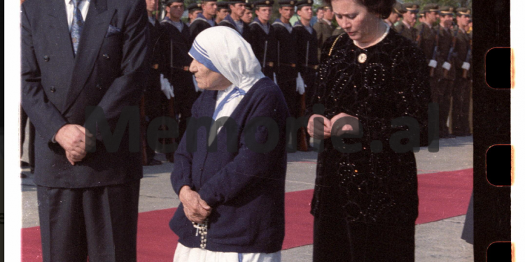 Fotot e rralla të Nënë Terezës gjatë vizitës së saj në Shqipëri në vitin 1993 me rastin e ardhjes në vëndin tonë të kreut të Vatikanit, Papa Gjon Palit të Dytë