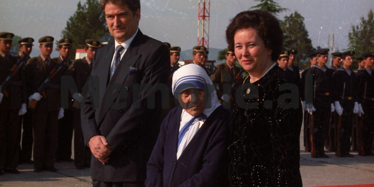 Fotot e rralla të Nënë Terezës gjatë vizitës së saj në Shqipëri në vitin 1993 me rastin e ardhjes në vëndin tonë të kreut të Vatikanit, Papa Gjon Palit të Dytë