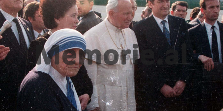 Fotot e rralla të Nënë Terezës gjatë vizitës së saj në Shqipëri në vitin 1993 me rastin e ardhjes në vëndin tonë të kreut të Vatikanit, Papa Gjon Palit të Dytë