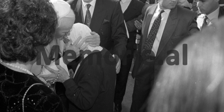 Fotot e rralla të Nënë Terezës gjatë vizitës së saj në Shqipëri në vitin 1993 me rastin e ardhjes në vëndin tonë të kreut të Vatikanit, Papa Gjon Palit të Dytë