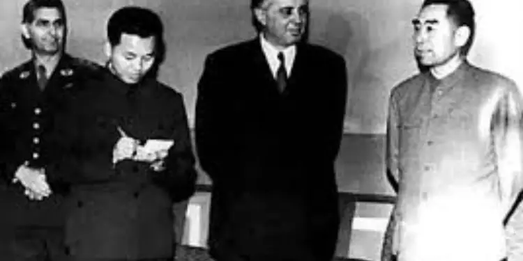 Memorie.al Enveri me kinezet