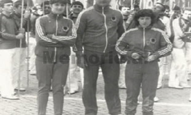 Rrëfimi i Ajet Toskës: Ju tregoj porositë që më dha Sigurimi i Shtetit kur takova Enverin në tribunën e stadiumit “Qemal Stafa” në tetorin e 1984-ës (fotot e rralla)