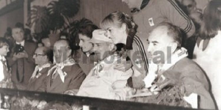Rrëfimi i Ajet Toskës: Ju tregoj porositë që më dha Sigurimi i Shtetit kur takova Enverin në tribunën e stadiumit “Qemal Stafa” në tetorin e 1984-ës (fotot e rralla)