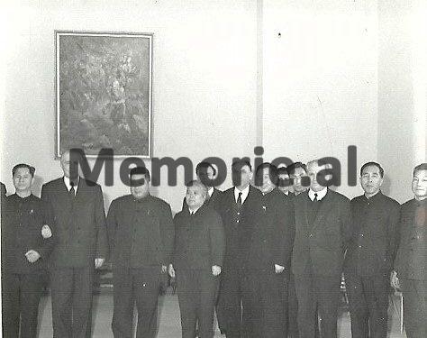 E Hoxha A Kellezi K Ngjela se bashku me nje delegacion ekonomik kinez te kryesuar nga Fan Ji. 1971