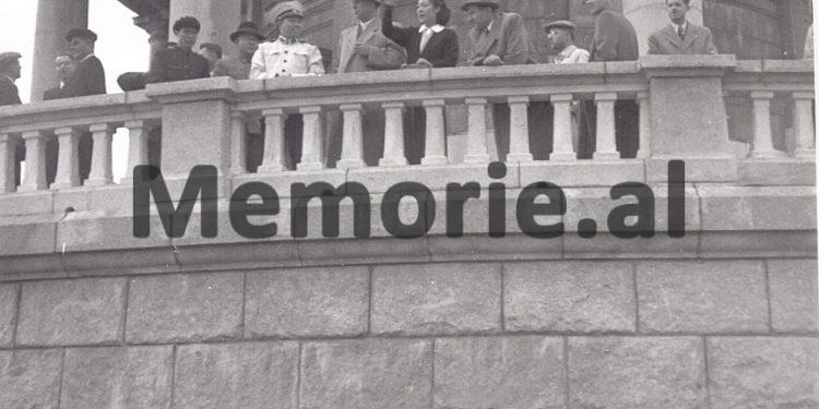 Enver Hoxha Mehmet Shehu Ramiz Alia Behar Shtylla dhe Rrapo Dervishi, te shoqeruar nga nje grup ushtarakesh kineze gjate vizites ne Kine. 1956