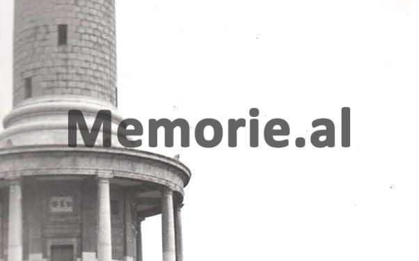 Enver Hoxha Mehmet Shehu Ramiz Alia Behar Shtylla dhe Rrapo Dervishi, te shoqeruar nga nje grup ushtarakesh kineze gjate vizites ne Kine. 1956