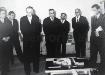 Kur Enveri me Spiro Kolekën dhe Byronë Politike debatonin me tone të larta para maketit të qendrës së Tiranës.