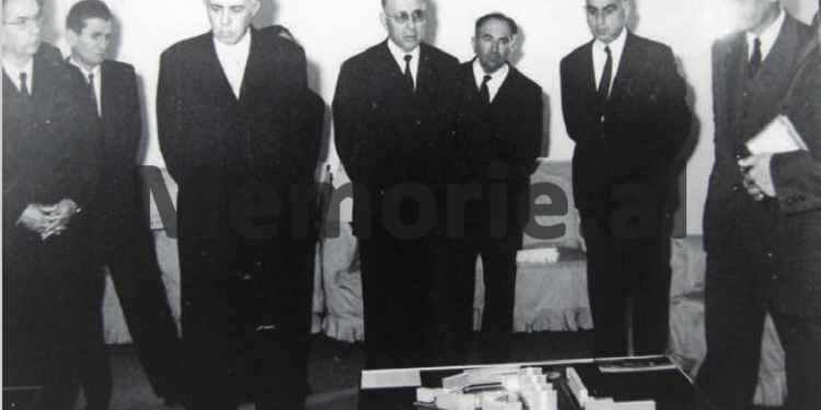 Kur Enveri me Spiro Kolekën dhe Byronë Politike debatonin me tone të larta para maketit të qendrës së Tiranës.