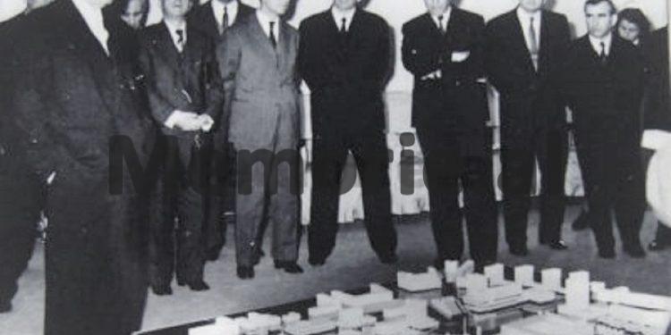 Kur Enveri me Spiro Kolekën dhe Byronë Politike debatonin me tone të larta para maketit të qendrës së Tiranës.