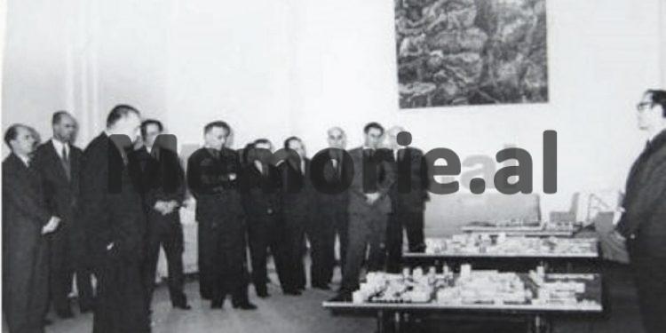 Kur Enveri me Spiro Kolekën dhe Byronë Politike debatonin me tone të larta para maketit të qendrës së Tiranës.