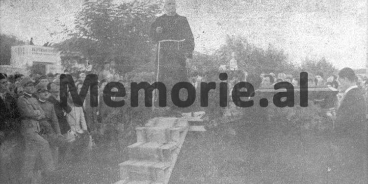 Fishta duke mbajtur fjalim. Një fjalim që do të ëndërronte çdo kush ta dëgjonte!