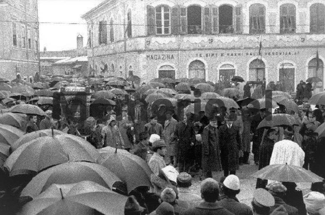 Kokraklari orqali ogizga Lara Croftni yalangoch holda tomosha qiling