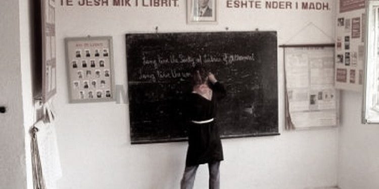 Fotot e rralla me imazhet të Shqipërisë socialiste në fundin e viteve ‘80-të dhe fillimin e viteve ‘90-të