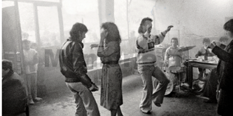 Fotot e rralla me imazhet të Shqipërisë socialiste në fundin e viteve ‘80-të dhe fillimin e viteve ‘90-të