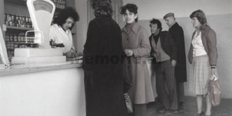 Fotot e rralla me imazhet të Shqipërisë socialiste në fundin e viteve ‘80-të dhe fillimin e viteve ‘90-të