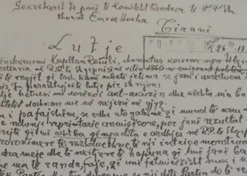 Zbulohet letra në dorëshkrim e shkrimtarit Kapllan Resuli dërguar Enver Hoxhës në vitit 1971 kur ai ndodhej në qelitë e Hetuesisë, ku i lutet që të shikohet problemi i tij, pasi ai ishte i pafajshëm dhe ndodhej prapa hekurave si rezultat i intrigave të UDB-së jugosllave dhe Sigurimit të Shtetit…, si dhe shënimi që është vënë në atë letër nga Hysni Kapo
