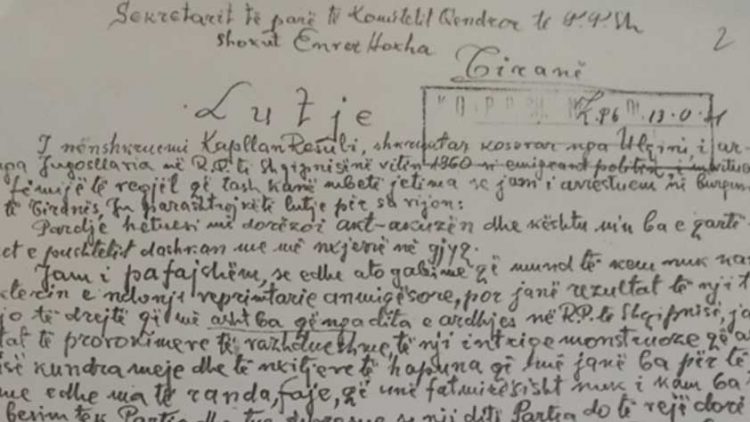 Zbulohet letra në dorëshkrim e shkrimtarit Kapllan Resuli dërguar Enver Hoxhës në vitit 1971 kur ai ndodhej në qelitë e Hetuesisë, ku i lutet që të shikohet problemi i tij, pasi ai ishte i pafajshëm dhe ndodhej prapa hekurave si rezultat i intrigave të UDB-së jugosllave dhe Sigurimit të Shtetit…, si dhe shënimi që është vënë në atë letër nga Hysni Kapo