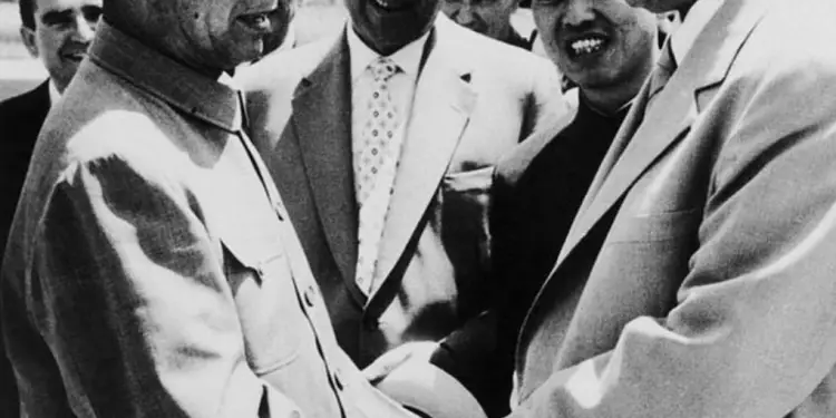 Memorie.al Enveri me kinez