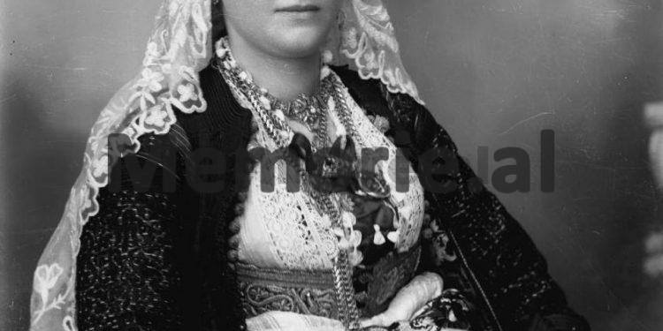 Publikohen fotot e rralla dhe të panjohura të familjes së njohur Koliqi