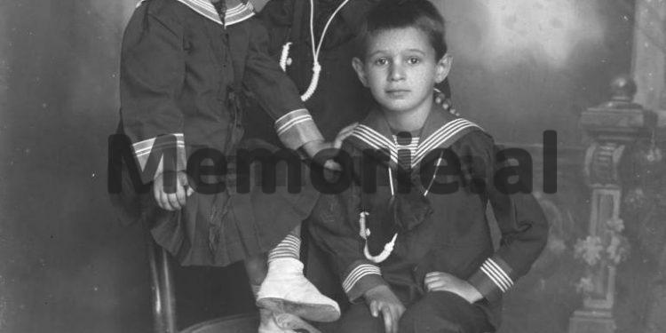 Publikohen fotot e rralla dhe të panjohura të familjes së njohur Koliqi