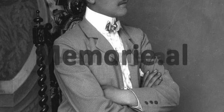 Publikohen fotot e rralla dhe të panjohura të familjes së njohur Koliqi