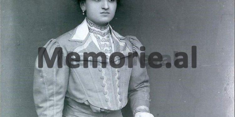 Publikohen fotot e rralla dhe të panjohura të familjes së njohur Koliqi