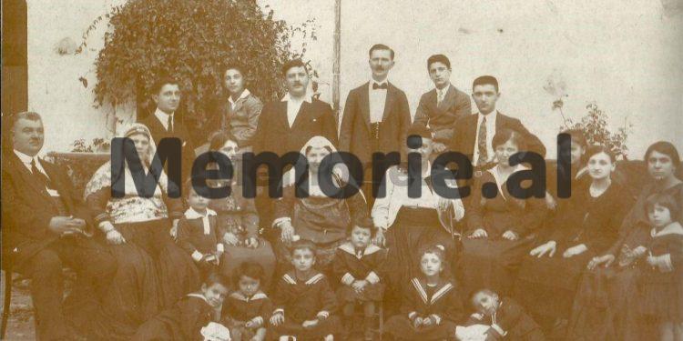 Publikohen fotot e rralla dhe të panjohura të familjes së njohur Koliqi