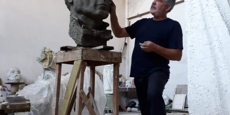 Rada: Te “Refleksione”-t, Edi Rama më ka quajtur “bohem”, dhe i tillë kam qenë vërtet, por ka dhe bohemë të shtirur që nuk janë artistë por hiqen si të tillë, duke hedhur ca shalla të gjatë dhe pardesy deri në fund të këmbëve…?!