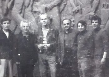 Rada: Te “Refleksione”-t, Edi Rama më ka quajtur “bohem”, dhe i tillë kam qenë vërtet, por ka dhe bohemë të shtirur që nuk janë artistë por hiqen si të tillë, duke hedhur ca shalla të gjatë dhe pardesy deri në fund të këmbëve…?!