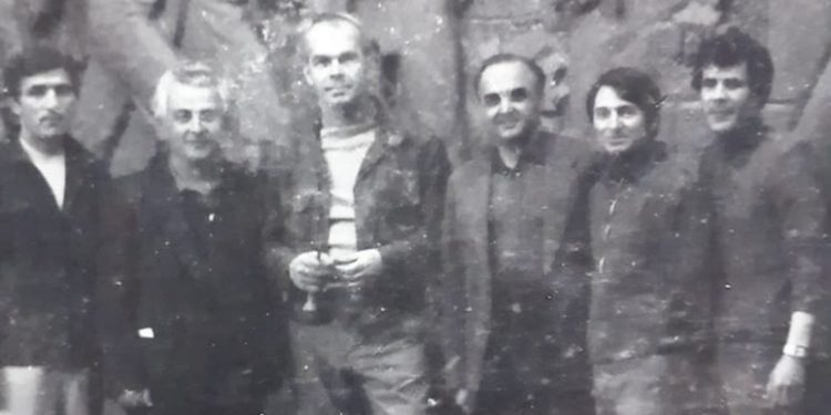 Rada: Te “Refleksione”-t, Edi Rama më ka quajtur “bohem”, dhe i tillë kam qenë vërtet, por ka dhe bohemë të shtirur që nuk janë artistë por hiqen si të tillë, duke hedhur ca shalla të gjatë dhe pardesy deri në fund të këmbëve…?!