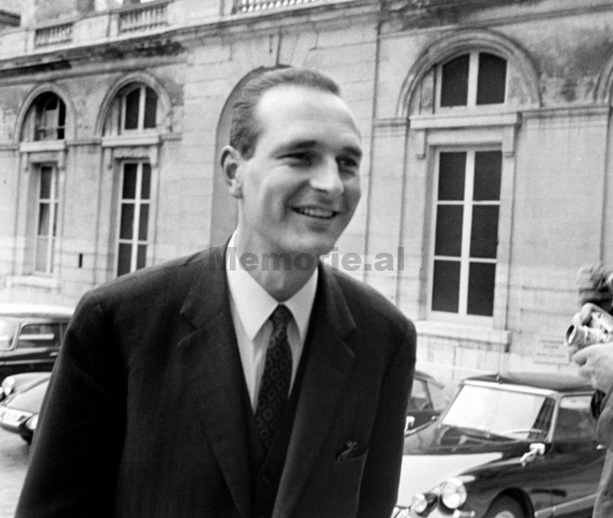 Zhak Shirak në 1978–ën pagëzoi një shesh në Paris me emrin “Skënderbej” në shenjë mirënjohje, të Lec Shllakut e Isa Ndreut, dy shqiptarët që i financuan fushatën elektorale për kryebashkiak…