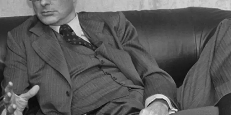 Zhak Shirak në 1978–ën pagëzoi një shesh në Paris me emrin “Skënderbej” në shenjë mirënjohje, të Lec Shllakut e Isa Ndreut, dy shqiptarët që i financuan fushatën elektorale për kryebashkiak…