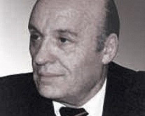 Publikojmë fotot e panjohura të Pjetër Arbnorit, nga fëmijëria, vitet e shkollës dhe familja