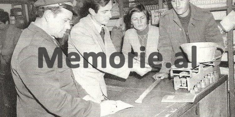 Fotot e rralla me imazhet të Shqipërisë socialiste në fundin e viteve ‘80-të dhe fillimin e viteve ‘90-të