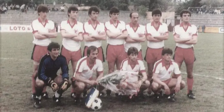 Kur futbollistët e Partizanit, Flamurtarit e Vllaznisë, ndesheshin me doganierët për magnetofonat e pakot e çimçakizave