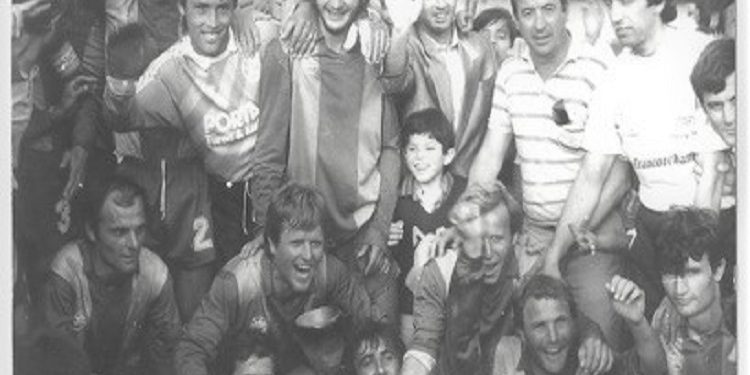 Kur futbollistët e Partizanit, Flamurtarit e Vllaznisë, ndesheshin me doganierët për magnetofonat e pakot e çimçakizave