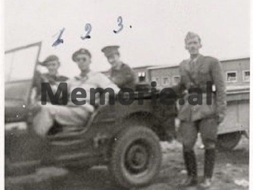 Smith2- Kapiten anglez dhe shofer3- Kapiten Marcus Lyons