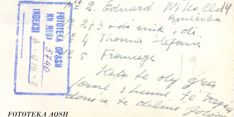 Dokumenti: Enver Hoxha me Shtabin e tij ndodhet n’atë qëndër ku ruhet nga n/oficera e ushtarë englezë të pajisun me radjo transmetuese. Për ruajtjen e këtij Shtabi janë caktuar element kurveleshas….