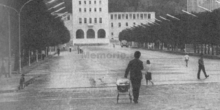 Libri i TANJUG-ut: Në Shqipërinë e Enver Hoxhës, njerëzve me emra të “papërshtatshëm” nga ana ideologjike, ua ndërrojnë ato…