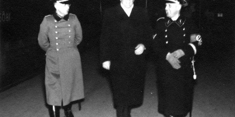 Ish-oficeri i Sigurimit, pohon akuzat e CIA-s se shefi i Gestapos së Hitlerit, Heinrich Mueller, u strehua në Tiranë dhe “Zëri i Popullit” e përgënjeshtroi pas protestave para ambasadës sonë në Vjenë…
