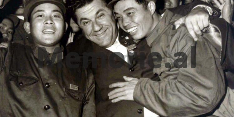 Revista zvicerane: Shqipëria “Kina e vogël e kuqe  Europës”, me 25 mijë policë, fëmijët informatorë të Sigurimit, priftërinj fshesaxhinj?!