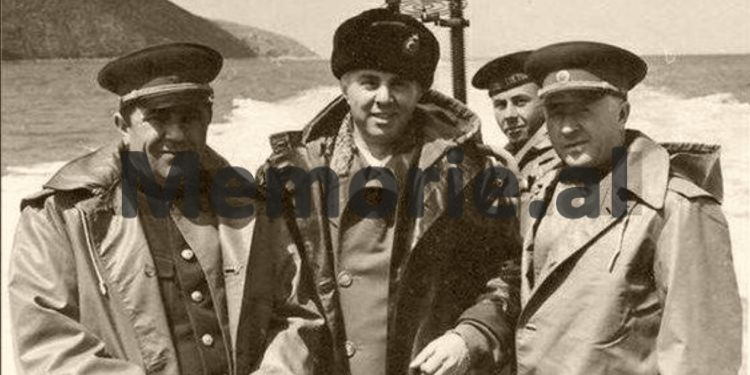 Revista zvicerane: Shqipëria “Kina e vogël e kuqe Europës”, me 25 mijë policë, fëmijët informatorë të Sigurimit, priftërinj fshesaxhinj?!