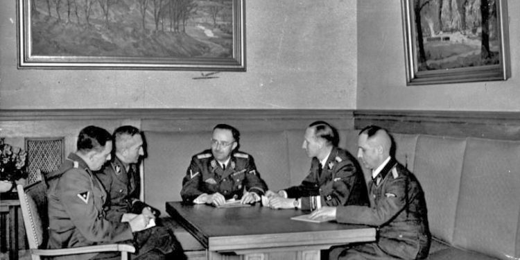 Ish-oficeri i Sigurimit, pohon akuzat e CIA-s se shefi i Gestapos së Hitlerit, Heinrich Mueller, u strehua në Tiranë dhe “Zëri i Popullit” e përgënjeshtroi pas protestave para ambasadës sonë në Vjenë…