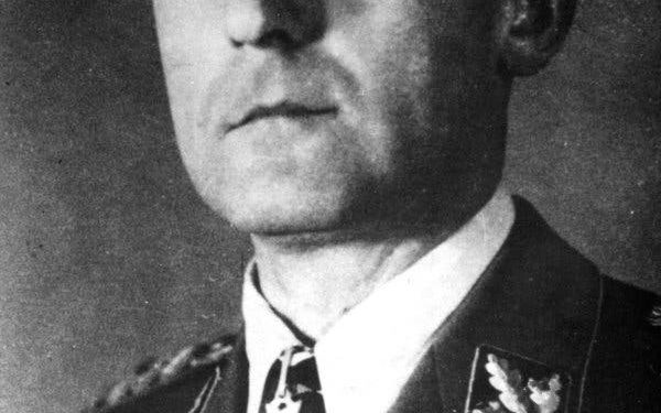 Ish-oficeri i Sigurimit, pohon akuzat e CIA-s se shefi i Gestapos së Hitlerit, Heinrich Mueller, u strehua në Tiranë dhe “Zëri i Popullit” e përgënjeshtroi pas protestave para ambasadës sonë në Vjenë…